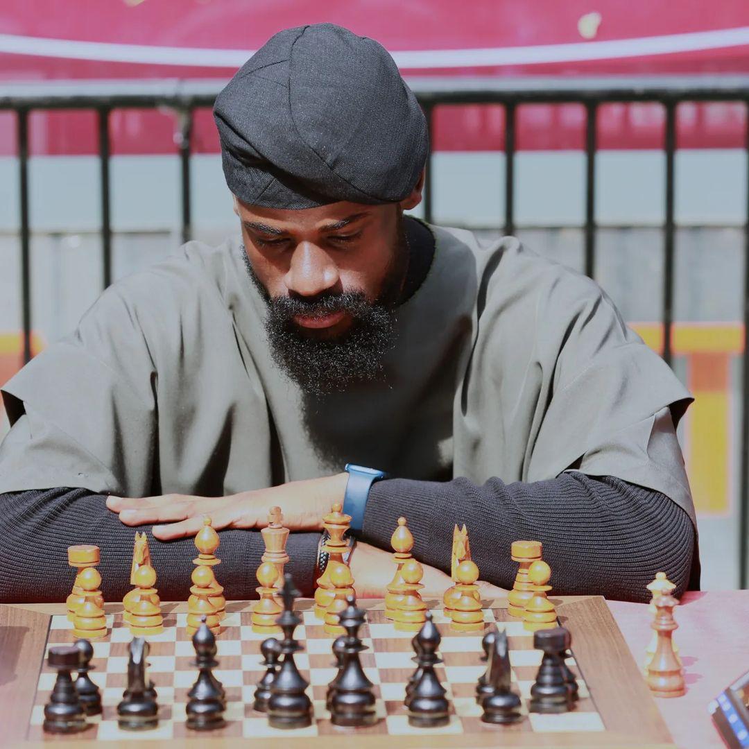 Tunde-Onakoya-chess-in-slum-Nigeria-Afrique-Fanaka.